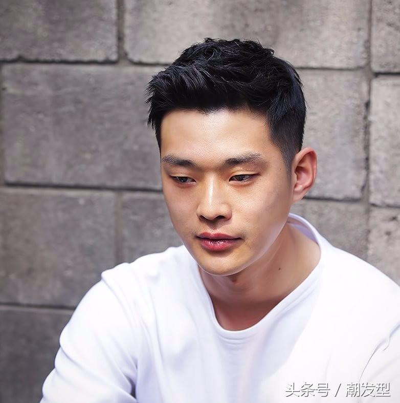 韩式烫发纹理好看男生发型,配上自然的发色,更加时尚潮气