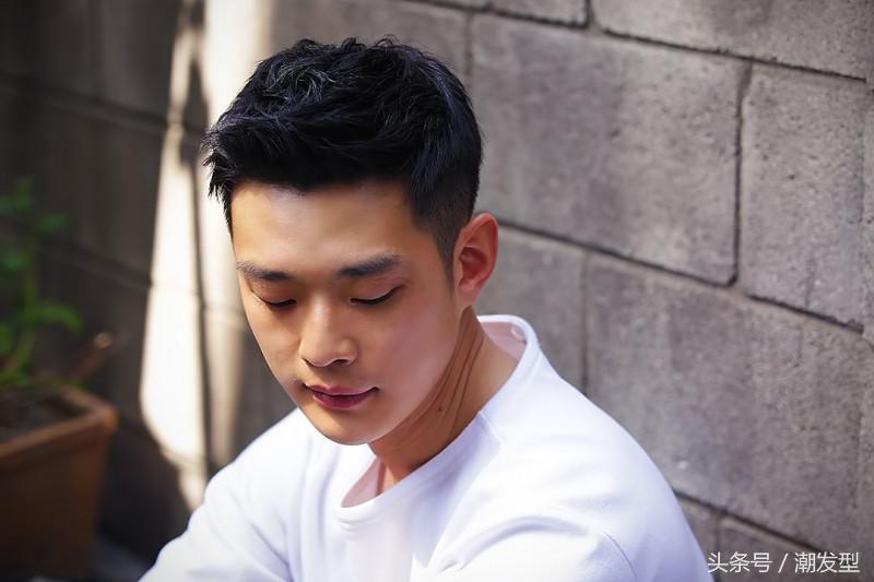 发型,显得非常有潮流时髦气息,双鬓的头发铲得整齐,也为男生增添了不
