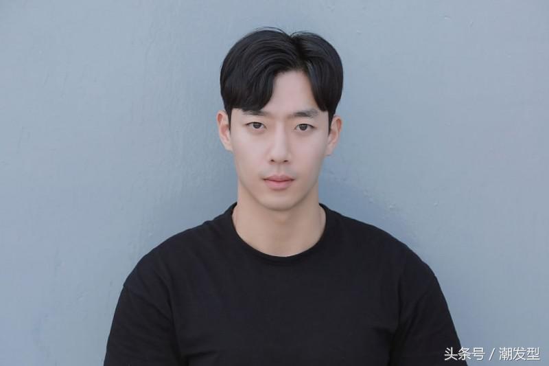 韩式烫发纹理好看男生发型,配上自然的发色,更加时尚潮气