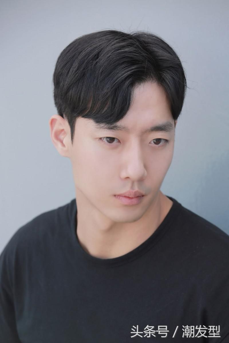 韩式烫发纹理好看男生发型,配上自然的发色,更加时尚潮气