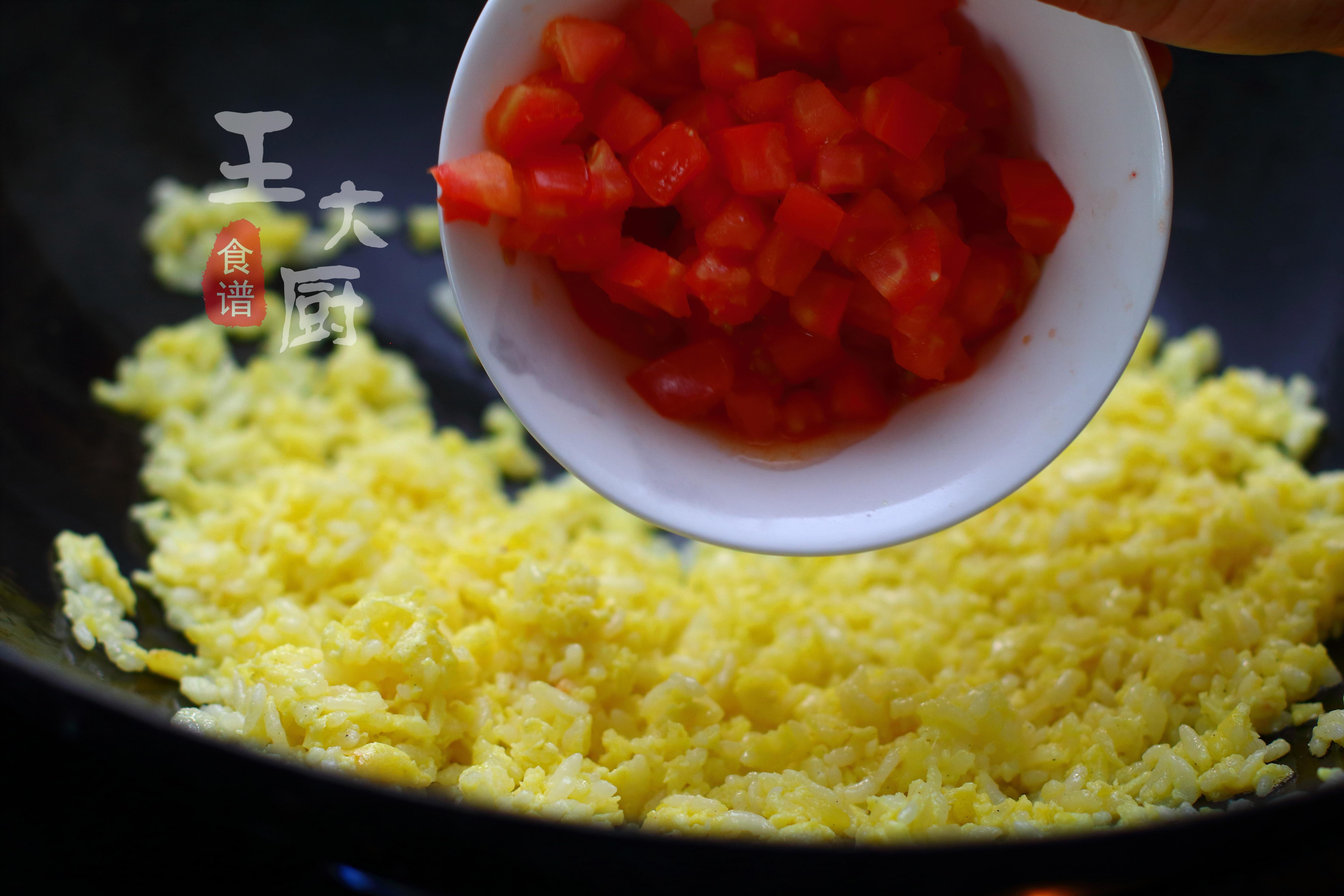 西红柿蛋炒饭的做法（简单美味的番茄炒蛋饭）