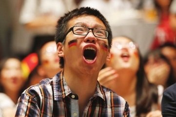 为什么男生爱看世界杯(男生为什么喜欢看世界杯和NBA？因为青春友谊，因为那群奔跑的人)