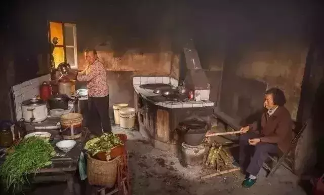 阿姨曬20年前的嫁妝火了!網(wǎng)友熱議:絕對的大戶人家