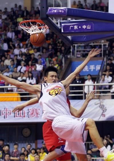 nba球员扣篮为什么挂筐(扣篮挂筐除了耍帅还有什么用？詹姆斯保护对手，格里芬挂致敬卡特)