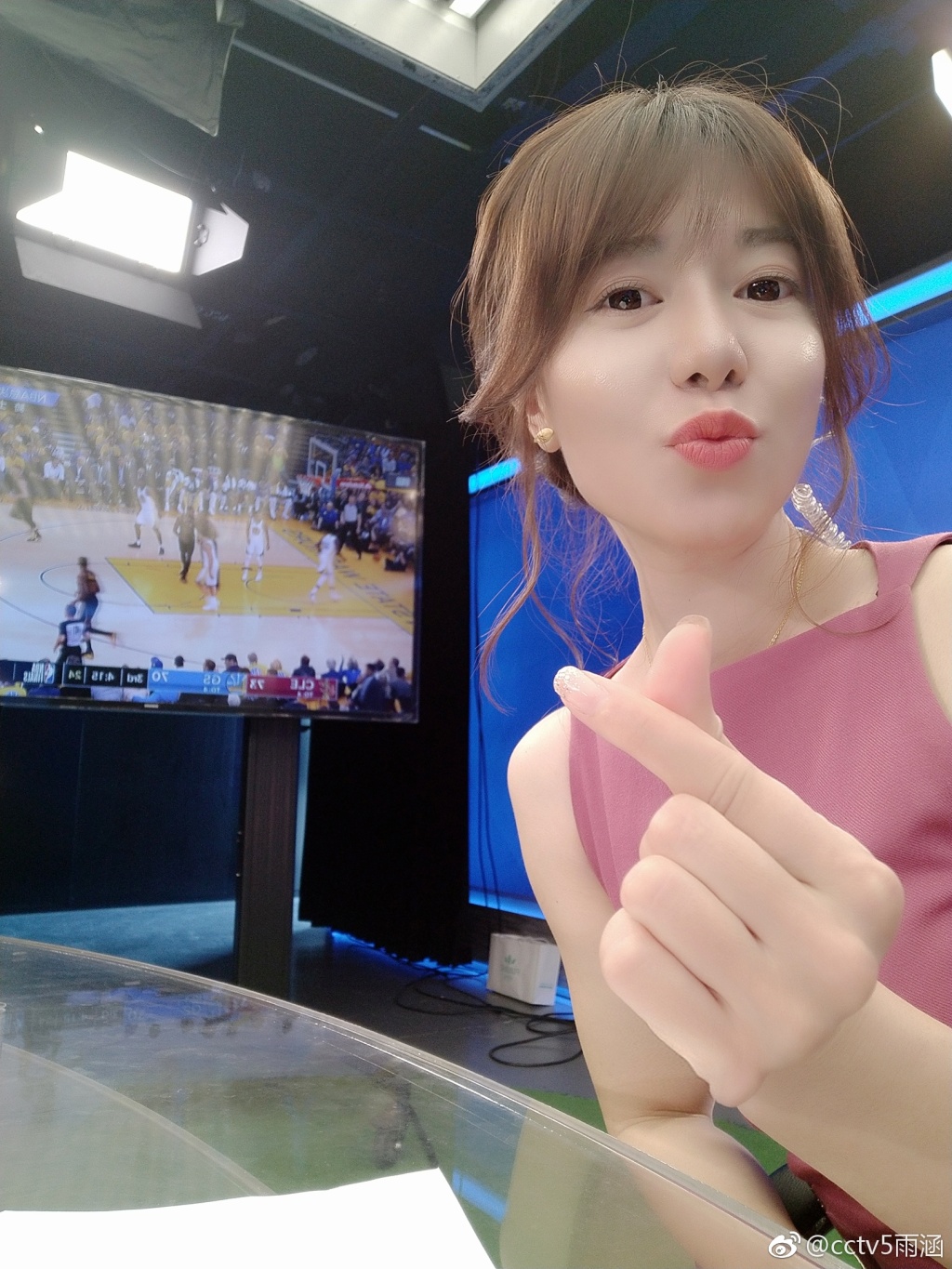 当然,程雨涵并没有像张艺媛一样,前往了俄罗斯世界杯现场,在一线为