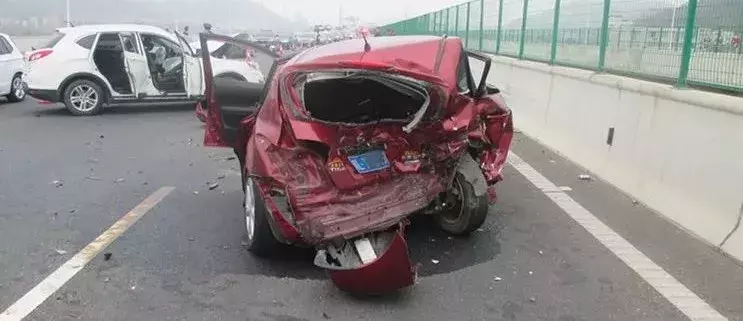 西部沿海高速3车连撞！奥迪无碰撞竟要负责！记录仪还原经过！