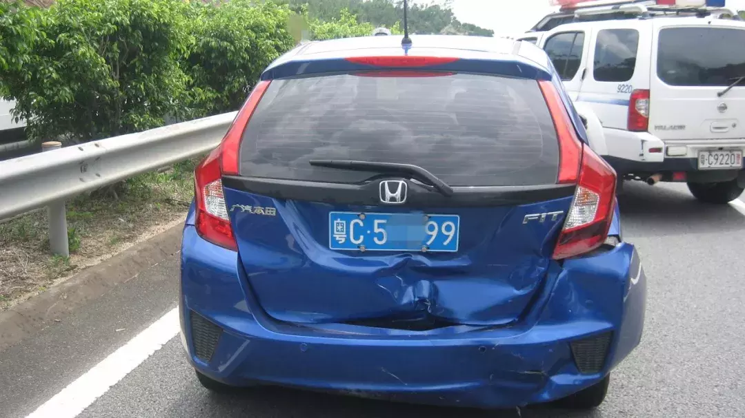 西部沿海高速3车连撞！奥迪无碰撞竟要负责！记录仪还原经过！