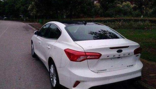 新款福克斯三厢实车，轴距两米七多，配电子档杆，竞争英朗、朗逸