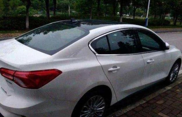 新款福克斯三厢实车，轴距两米七多，配电子档杆，竞争英朗、朗逸