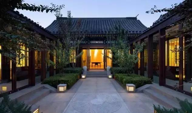 **四合院：中国传统建筑的经典庭院式住宅**

（42字）