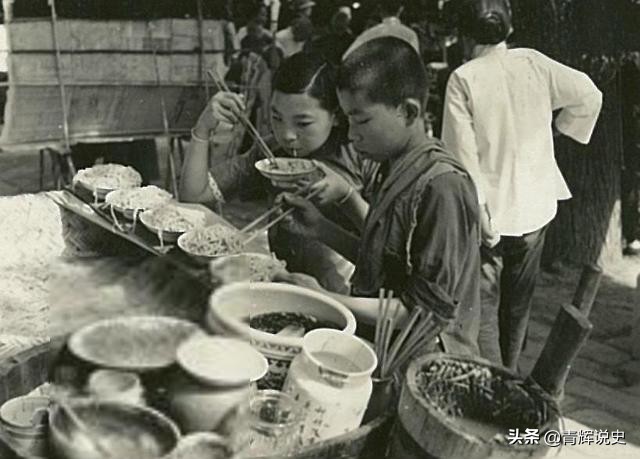 蹲着的少女，花钱听留声机的青年！39年日寇拍摄的北京东岳庙会