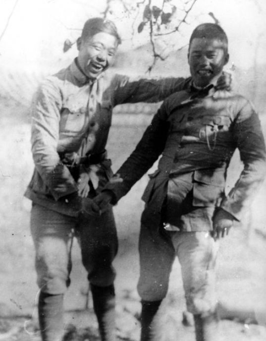 他没有军衔，但他的手下，不是中将就是上将级别的人物