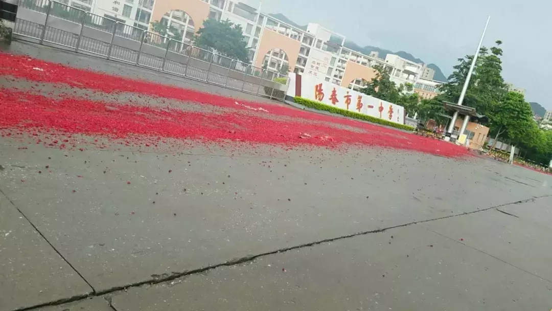 高考放榜后，阳春这所学校满地鞭炮，场面震撼……
