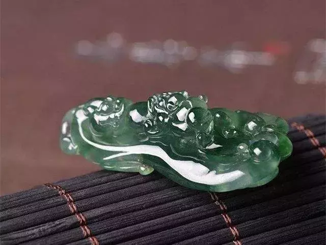 翡翠珠串:其实男士佩戴在手腕上,完全可以选择翡翠手串,霸气的桶珠