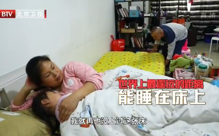 一家三口挤25㎡小单间，毫无隐私，丈夫6年无法上床