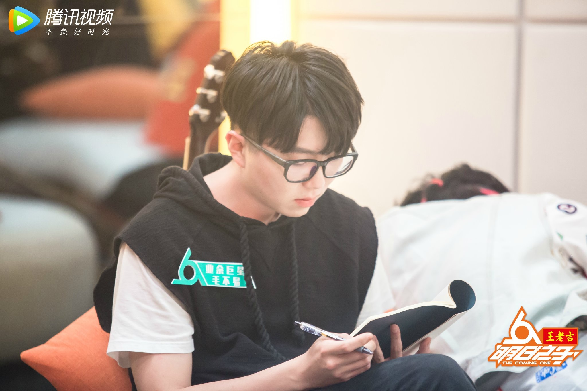 他本不叫“毛不易”，做过急诊科实习护士，出租屋里写出成名曲