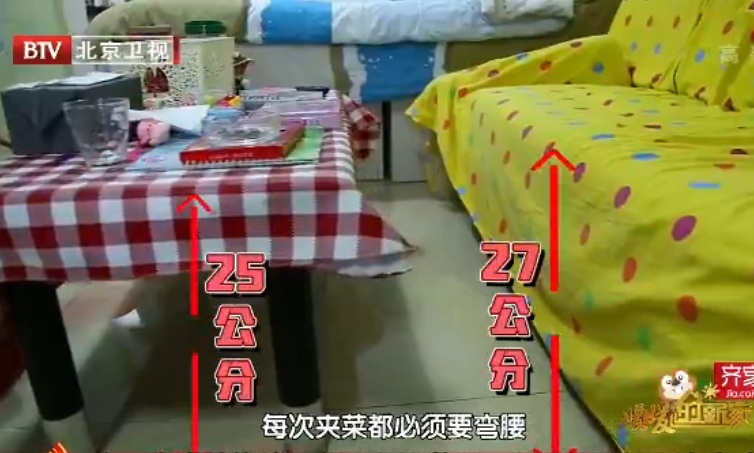 一家三口挤25㎡小单间，毫无隐私，丈夫6年无法上床