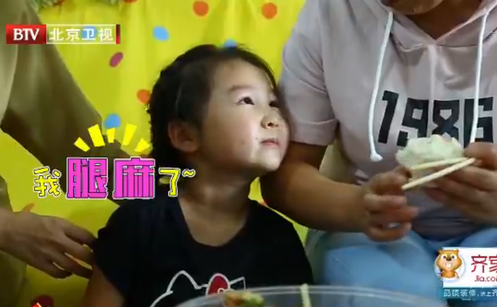 一家三口挤25㎡小单间，毫无隐私，丈夫6年无法上床