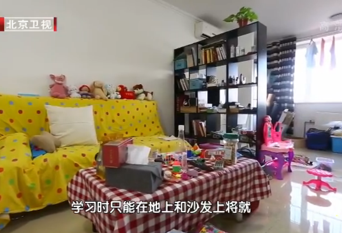 一家三口挤25㎡小单间，毫无隐私，丈夫6年无法上床