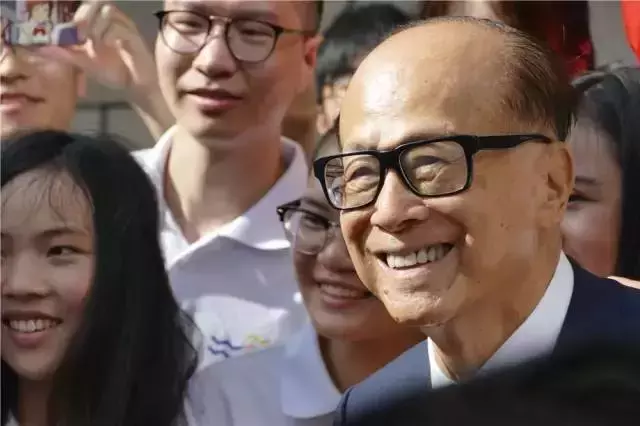 90岁李嘉诚汕大毕业致辞：环境不是牢笼，有实质良心和才华同样重要