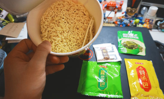 深度横评！10款网红泡面试吃，哪款是你的菜？