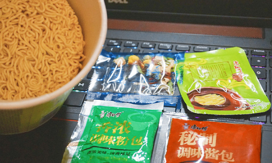 深度横评！10款网红泡面试吃，哪款是你的菜？