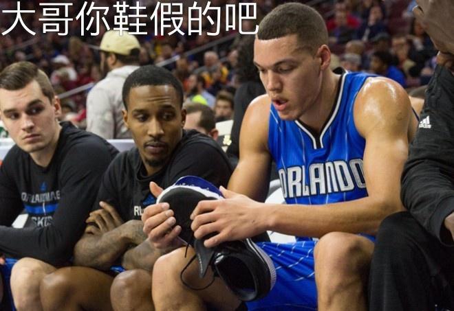 为什么nba球员摔倒前蹬地(NBA突破力量多恐怖？鞋子“开口笑”，詹皇快攻在地板留下刹车印)