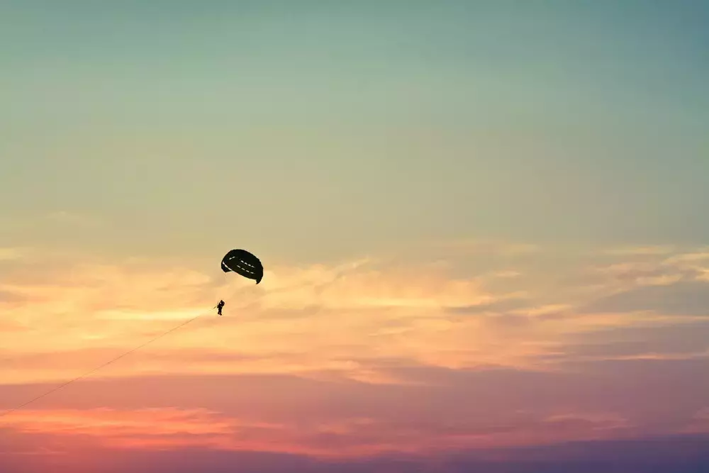 男人梦见自己掉牙(梦见掉牙预示着亲人去世？！这有科学依据吗？｜梦境放映室第5期)