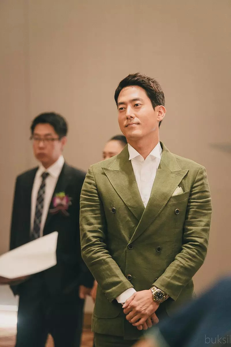 韩剧《1%的可能性》男主标准韩版好身材，各种颜色西装秀个够！