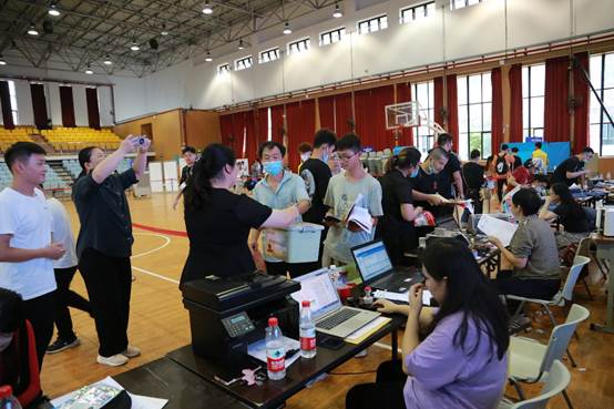 上海工商职业技术学院喜迎2021级新生入学报到