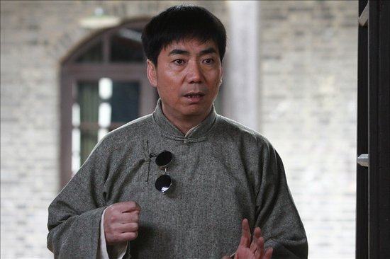 大周扮演者周小斌,中国知名影视演员,剧中的他每天骑着一辆小破三轮儿