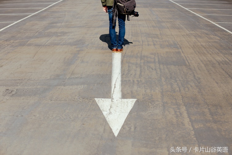 旅游问路指路实用英语，天桥？地下通道？右转直走英文怎么说？