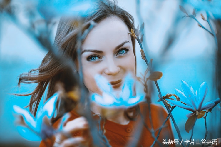 旅游问路指路实用英语，天桥？地下通道？右转直走英文怎么说？
