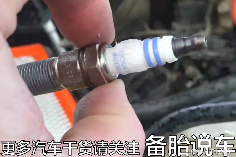 别再用水冲发动机舱了，教你如何自己动手洗