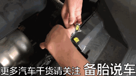 别再用水冲发动机舱了，教你如何自己动手洗