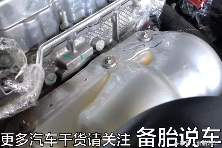 别再用水冲发动机舱了，教你如何自己动手洗