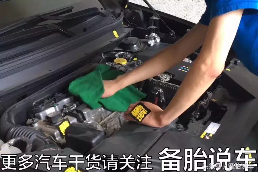 别再用水冲发动机舱了，教你如何自己动手洗