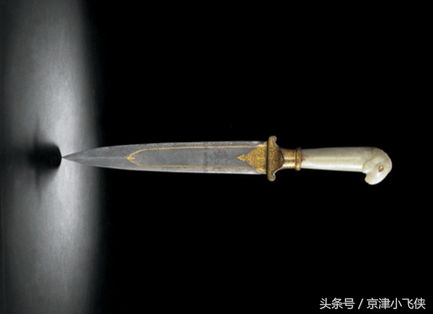 古兵器值钱匕首：第一把卖出天价，三百多万，能抵好几把乾隆匕首