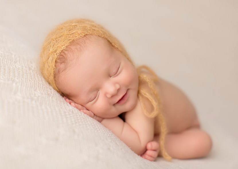 宝宝睡觉时面露微笑，是“娘娘”在守护、在逗宝宝吗？