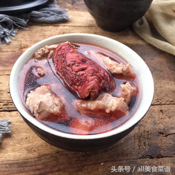 红菇炖排骨的做法(香滑美味，红菇炖排骨经典烹饪手法)