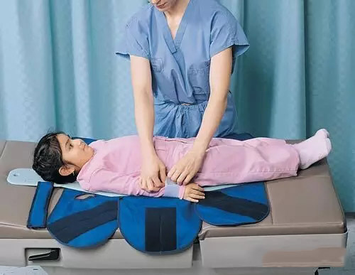 两岁半宝宝束缚补牙的全过程,附补牙后照片!