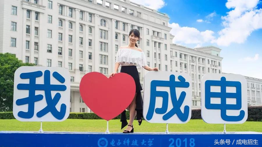 一上课，教室就人多的装不下，这位女博士不仅有才华，关键还有颜值