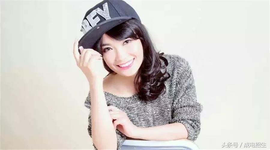 一上课，教室就人多的装不下，这位女博士不仅有才华，关键还有颜值