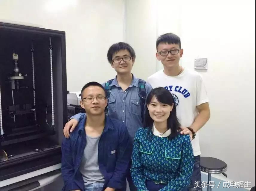 一上课，教室就人多的装不下，这位女博士不仅有才华，关键还有颜值