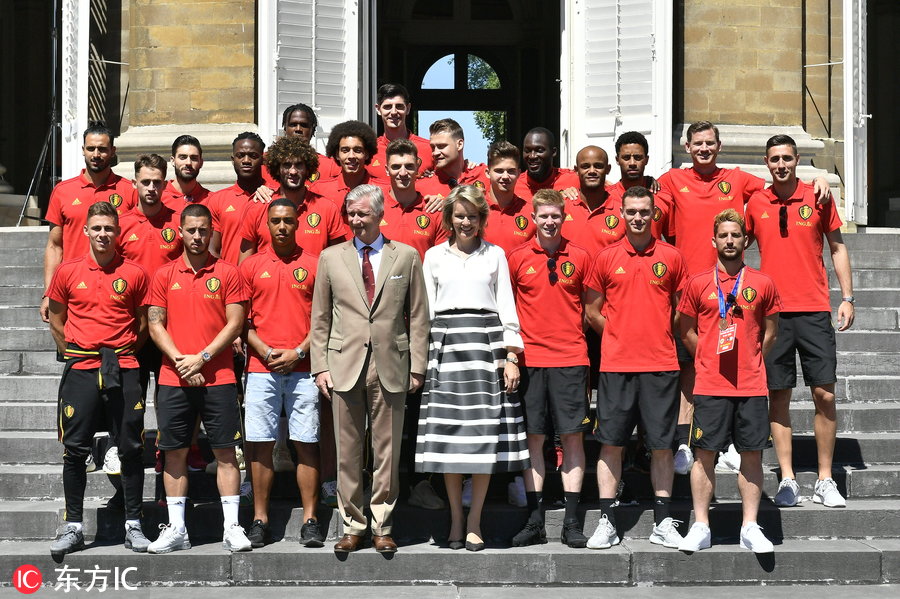 世界杯比利时回国照片(比利时队回国后受邀到访莱肯城堡 与菲利普国王夫妇合影留念)