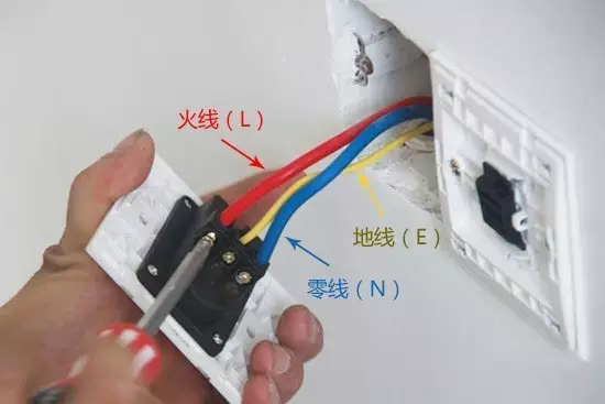 装修时零火线全部接反，老电工分析了半小时，操作了三分钟就搞定