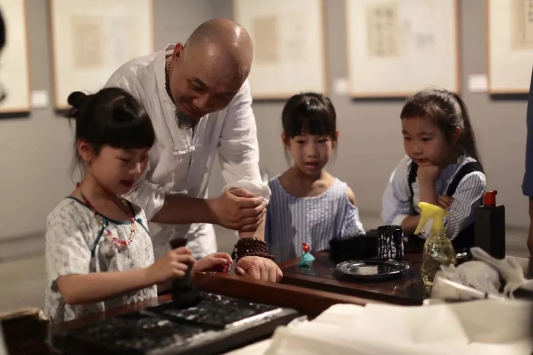 鲁迅先生惋惜嗟叹的这门传统手艺，正被他传向世界