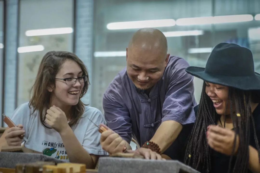 鲁迅先生惋惜嗟叹的这门传统手艺，正被他传向世界