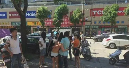 浙江小三被原配暴打！几乎全裸