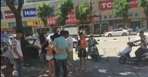 浙江小三被原配暴打！几乎全裸